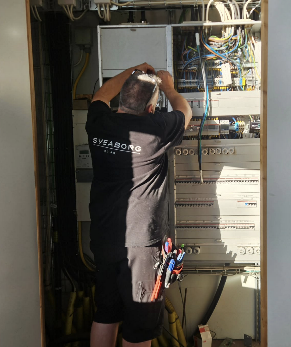 Elektriker från Sveaborg EL AB utför elinstallation i Gävle